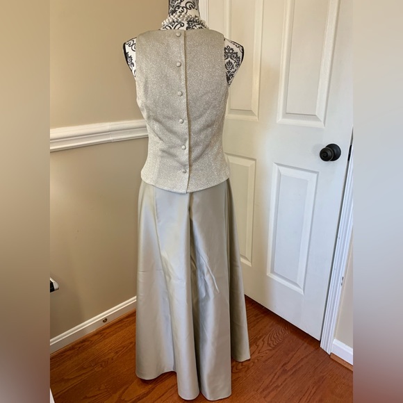 Vintage, formal, silver, floor length dress, size 9/10 - Picture 5 of 14